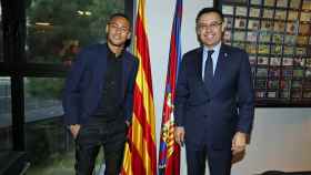 Bartomeu y Neymar cuando se firmó la renovación del brasileño / EFE