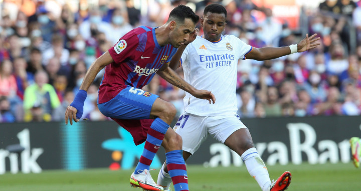 Busquets en una pugna con Rodrygo en el Clásico / EFE