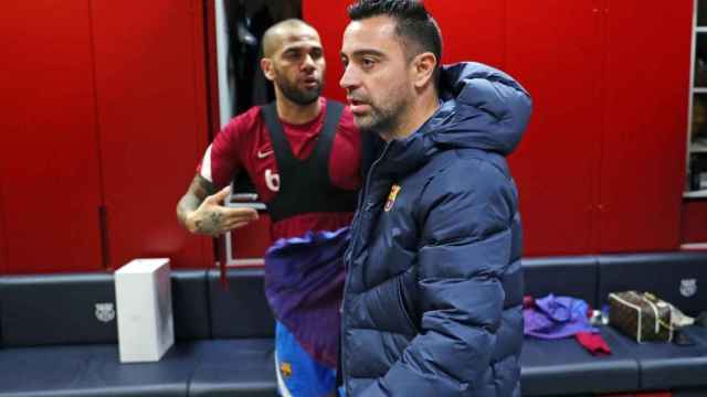 Xavi y Alves, juntos en el vestuario / FCB