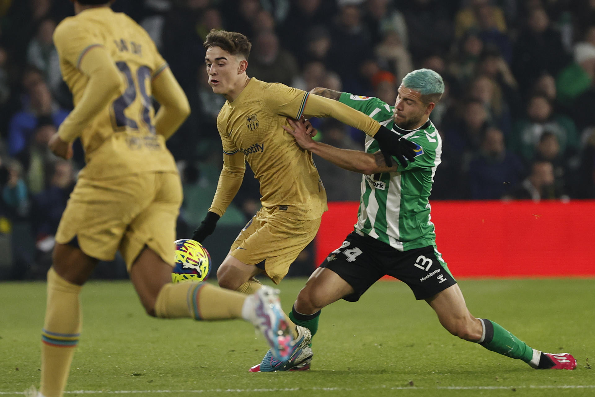 Gavi,en un lance del partido contra el Betis / EFE