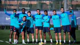 Varios jugadores del FC Barcelona, durante un entrenamiento antes del derbi / FCB