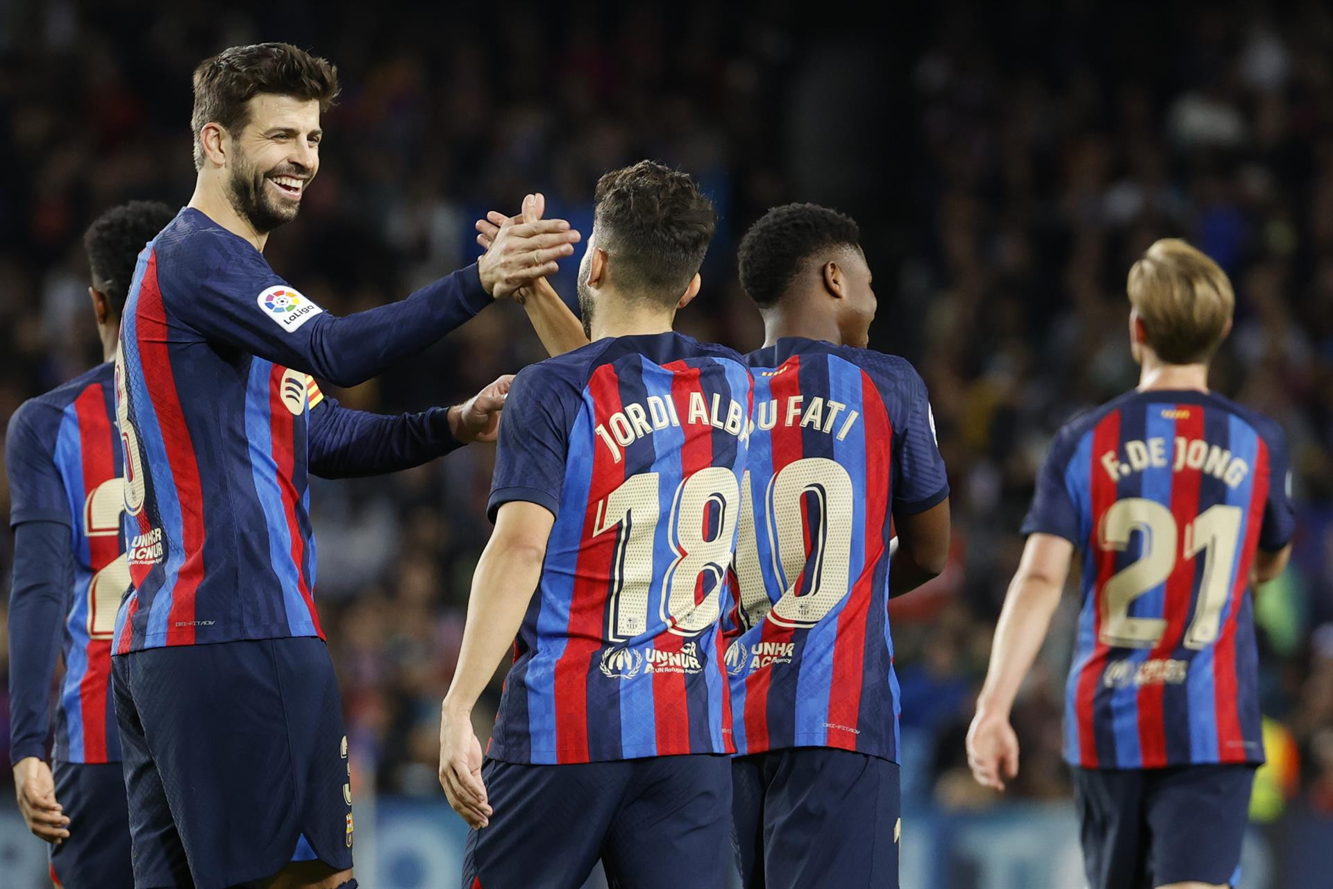 Piqué celebra con Jordi Alba el segundo gol del Barça, marcado por Frenkie de Jong : EFE