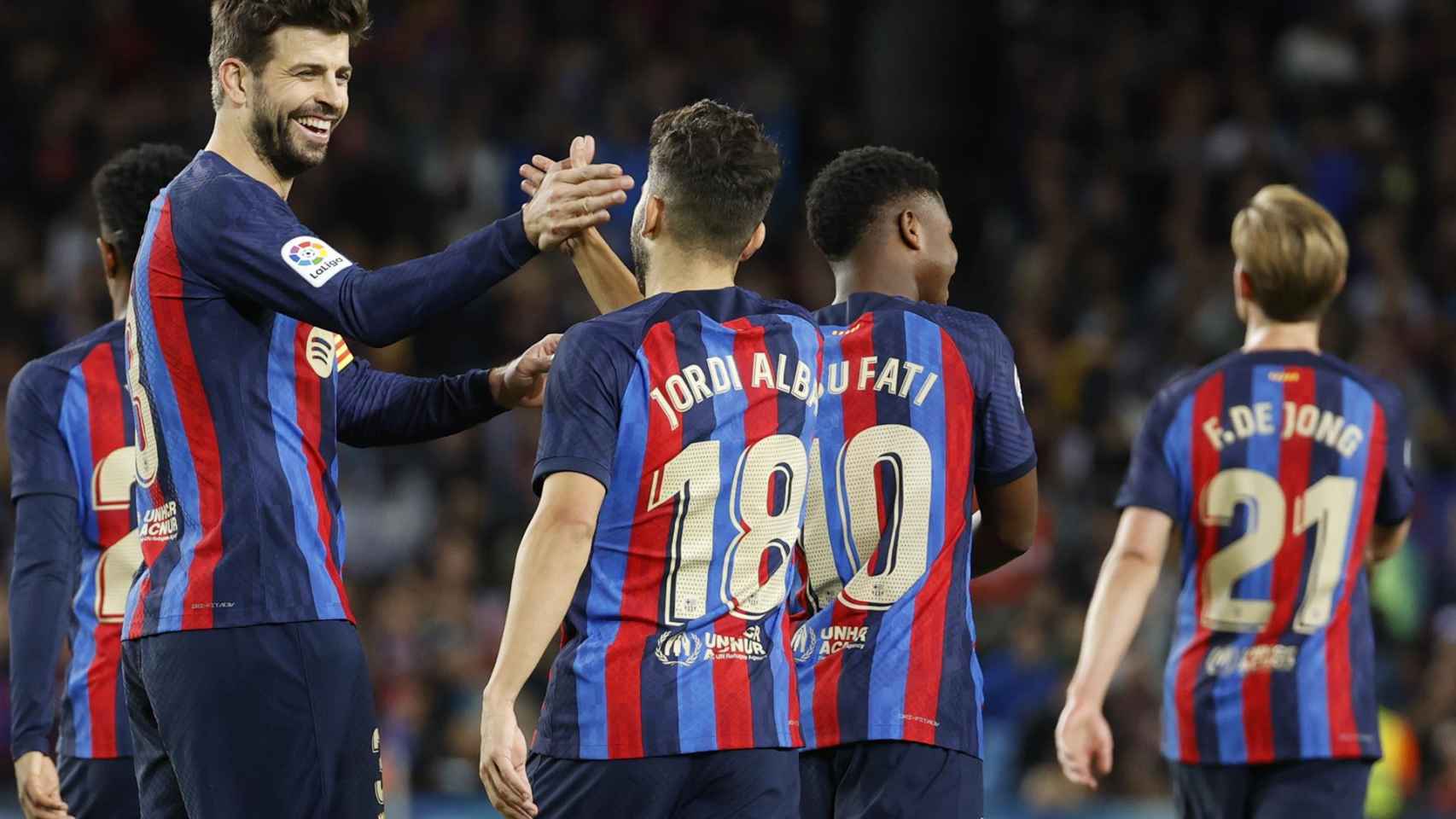 Piqué celebra con Jordi Alba el segundo gol del Barça, marcado por Frenkie de Jong : EFE