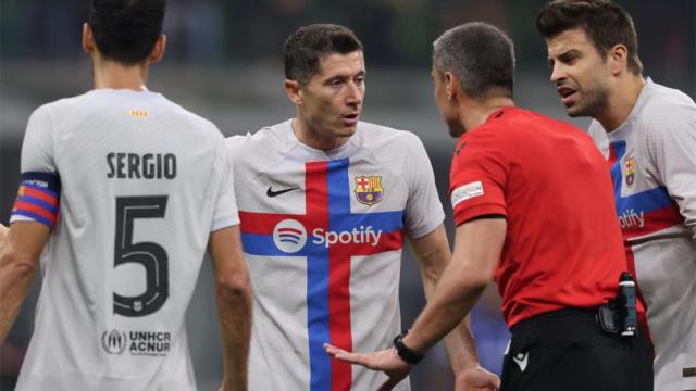 Robert Lewandowski, protestando al árbitro Slavko Vincic / REDES