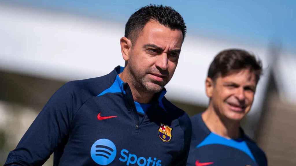 Xavi, concentrado, antes del entrenamiento del Barça en la Ciutat Esportiva / FCB