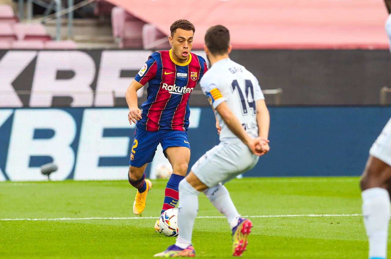 Sergiño Dest delante de José Luis Gayá, deseado por el Barça, en el Camp Nou / FC BARCELONA