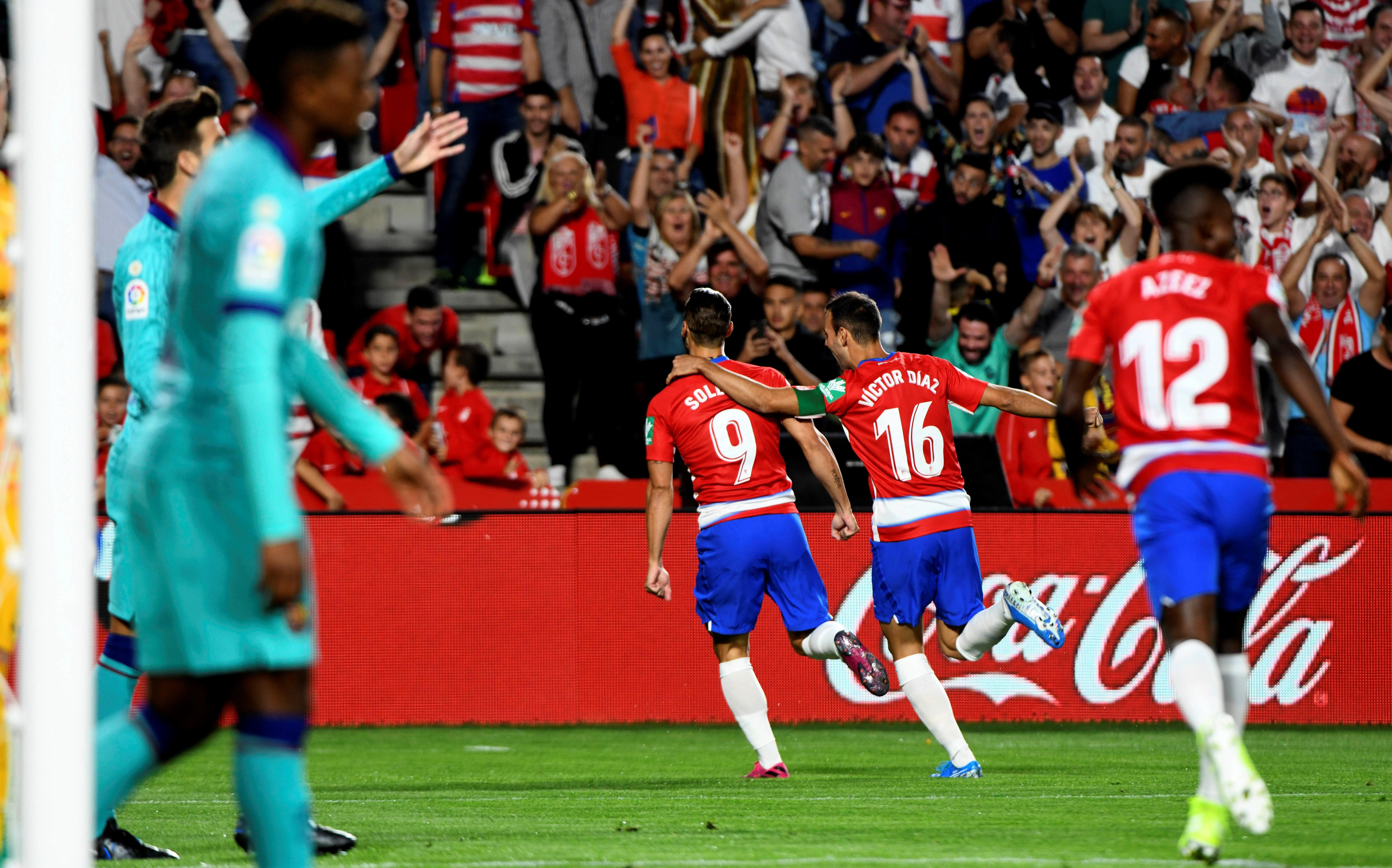 Los jugadores del Barça lamentan el primer gol del Granada / EFE