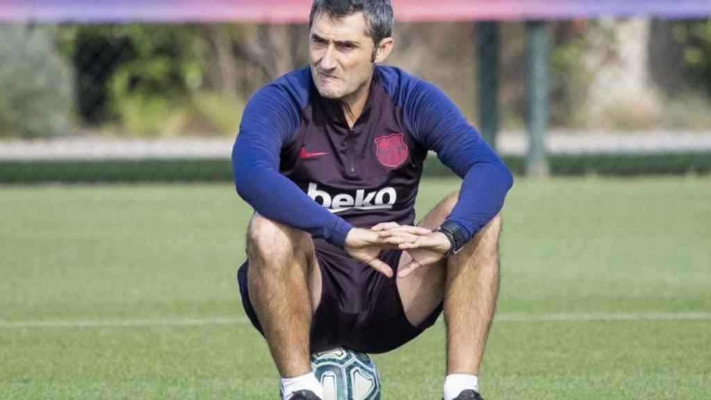 Una foto de Ernesto Valverde durante un entrenamiento del Barça / FCB