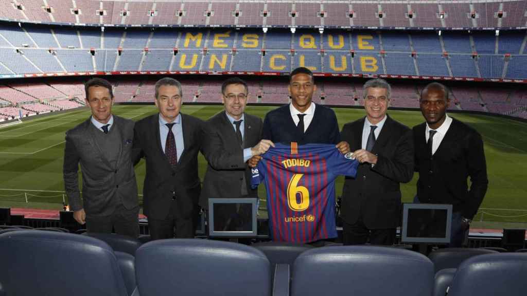 Todibo con el equipo directivo y la secretaría técnica en su presentación / FC BARCELONA