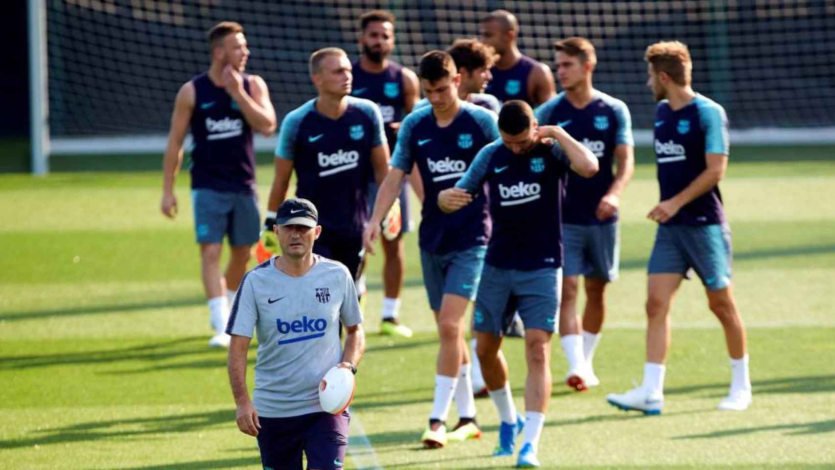 Ernesto Valverde durante una sesión de entrenamiento del Barça / EFE