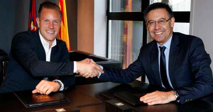 Ter Stegen, junto a Bartomeu en su anterior renovación | FCB