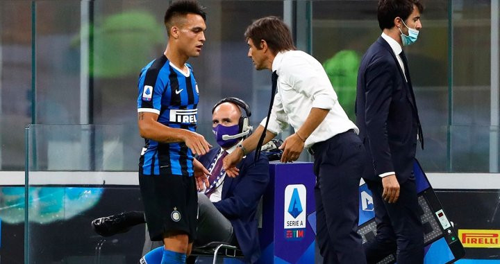 Lautaro Martínez, saludando a su entrenador Antonio Conte | EFE