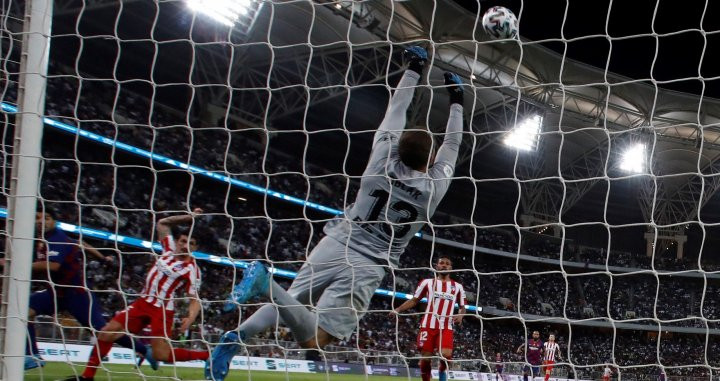 Oblak, en una intervención ante el Barça | EFE