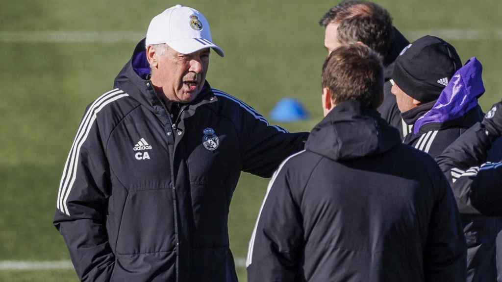 Carlo Ancelotti, durante un entrenamiento del Real Madrid en Valdebebas / EFE