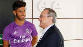 Florentino Pérez con Marco Asensio en el Real Madrid / EFE