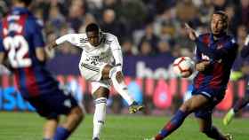 Vinicius Júnior disparando a portería en el Levante - Real Madrid / EFE