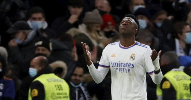 La celebración de Vinicius, el héroe del Real Madrid, ante el Sevilla / EFE