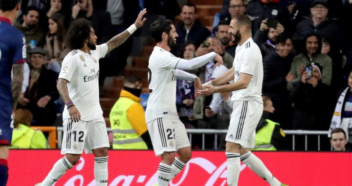 Marcelo y Benzema celebrando el gol de Isco Alarcón /EFE