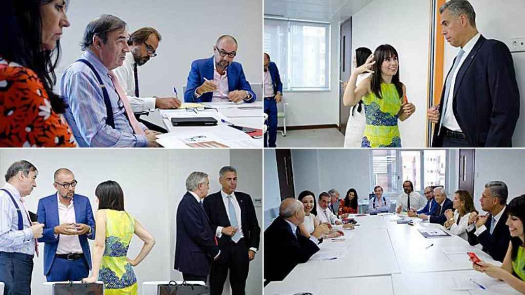 Reunión del Consejo de Administración de El Español, con Pedro J. Ramírez (en tirantes) y su hija María (con traje amarillo).