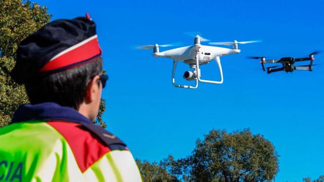 Un agente de policía ante un dron profesional y otro recreativo / MOSSOS
