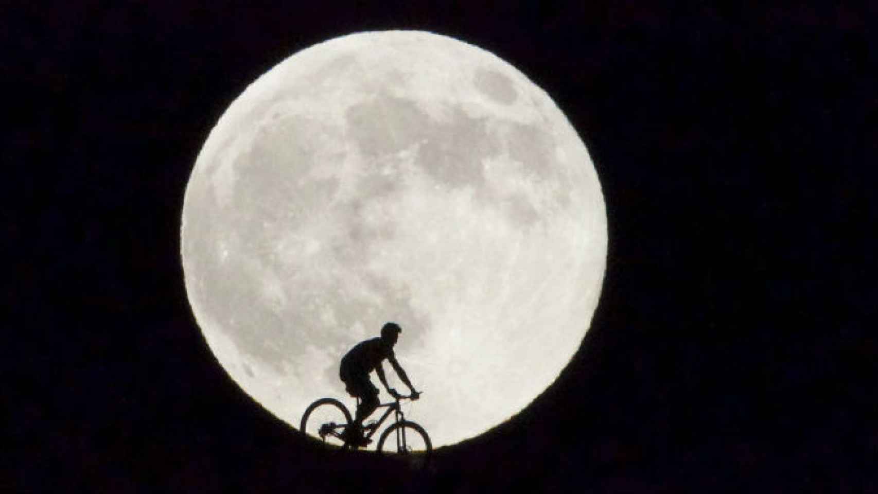 La superluna de agosto de 2015 en Valencia / EFE