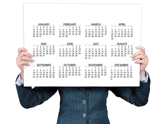 Persona sosteniendo un calendario / PIXABAY