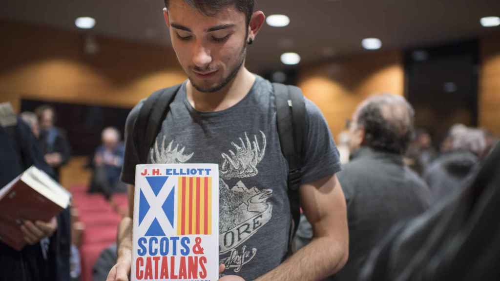 Un joven sostiene el libro del historiador John H. Elliott sobre Cataluña y Escocia / LENA PRIETO