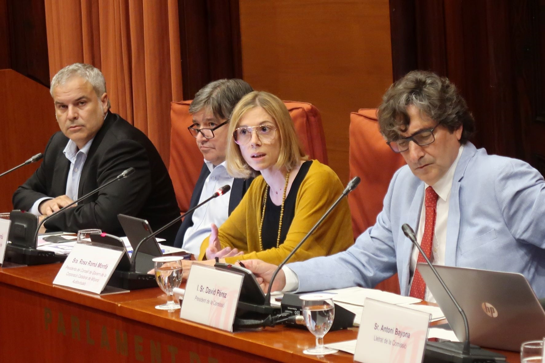 El director de TV3, Sígrid Gras (en el centro, con gafas), junto a la presidenta de la CCMA, Rosa Romà, y el director de Catalunya Ràdio, Jordi Borda / PARLAMENT