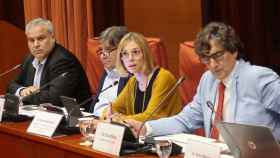 El director de TV3, Sígrid Gras (en el centro, con gafas), junto a la presidenta de la CCMA, Rosa Romà, y el director de Catalunya Ràdio, Jordi Borda / PARLAMENT