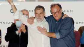 El presidente saliente de Òmnium Cultural, Jordi Cuixart (i), y su sucesor, Xavier Antich (d)