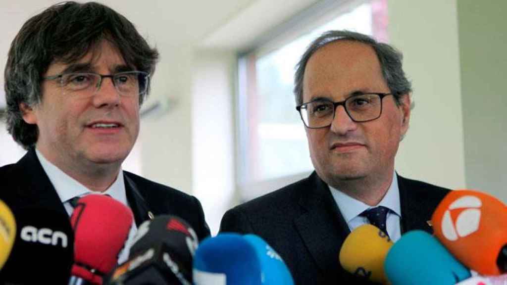 El presidente de la Generalitat, Quim Torra (d), y su antecesor, Carles Puigdemont / EFE