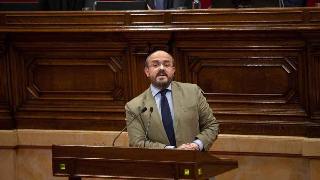 El diputado del PP Alejandro Fernández, interviniendo en el pleno del Parlament / EUROPA PRESS