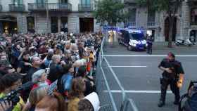 Manifestantes independentistas frente al cordón policial que protege la Delegación del Gobierno / EFE