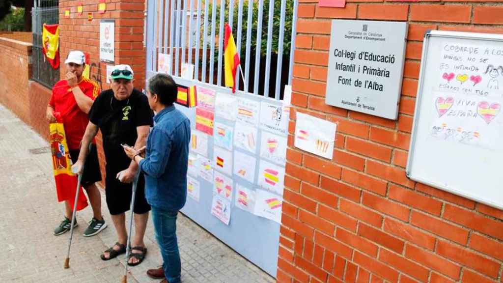 Concentración de apoyo a la familia de la niña de Terrassa que denunció una agresión por pintar una bandera española / CG