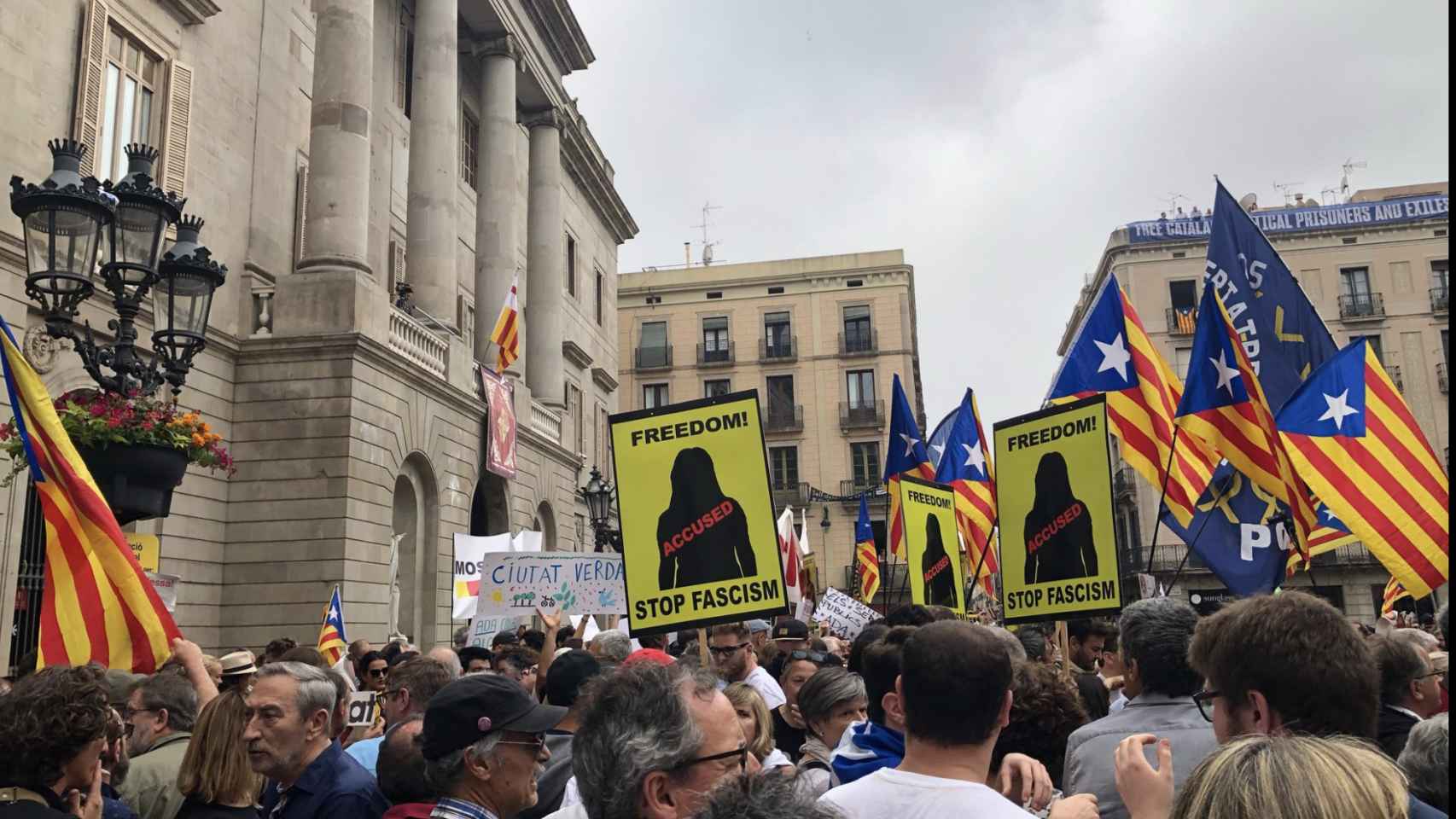 Escrache 'indepe' a Colau en Sant Jaume: respuesta de país en Cataluña / CG