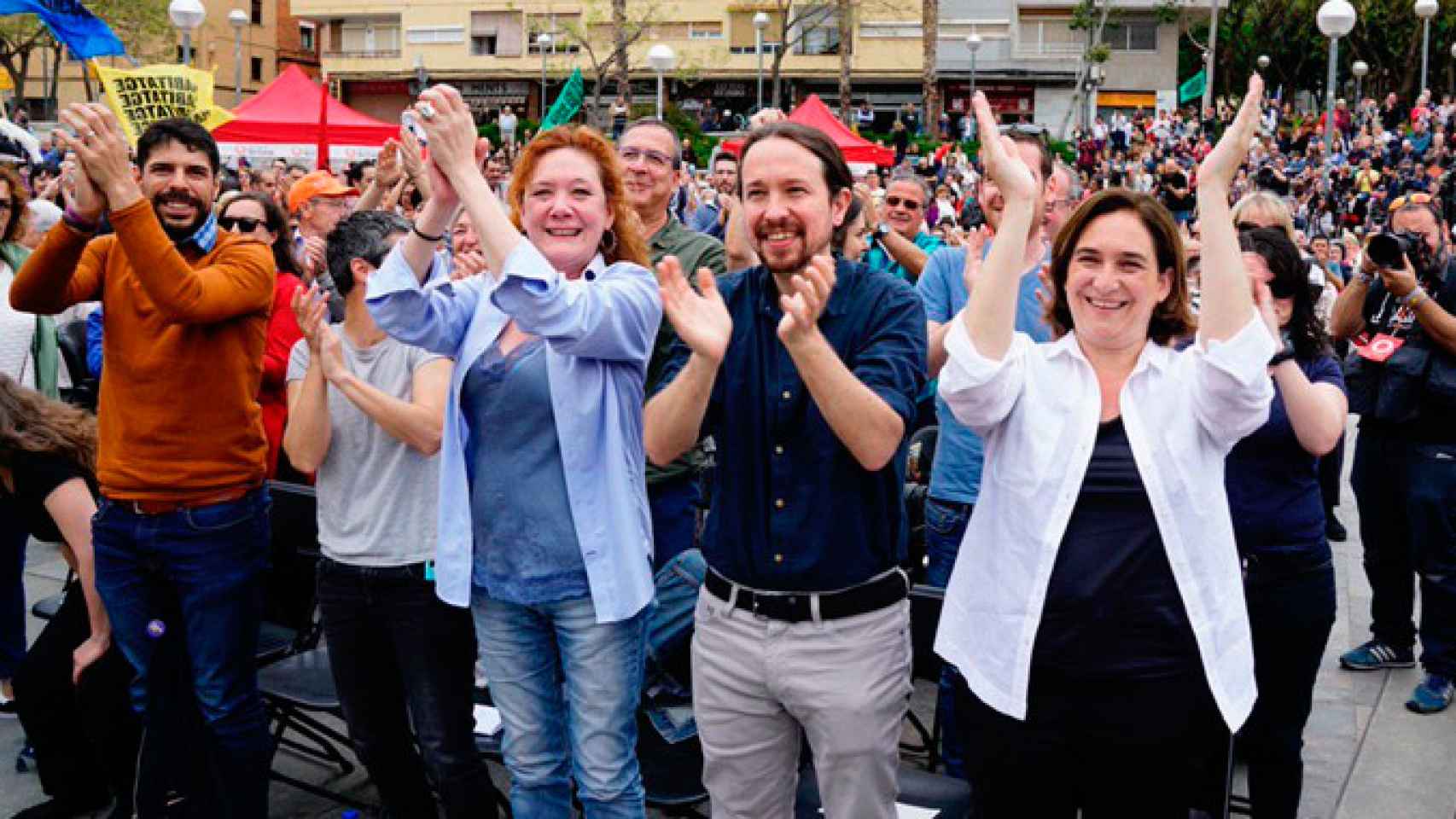 Ada Colau (d) y Pablo Iglesias (2d) en el mitin en Nou Barris. Del asalto a los cielos al batacazo en el suelo / BCOMÚ