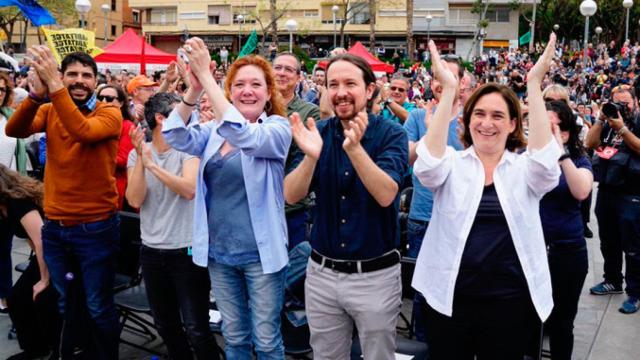 Ada Colau (d) y Pablo Iglesias (2d) en el mitin en Nou Barris. Del asalto a los cielos al batacazo en el suelo / BCOMÚ