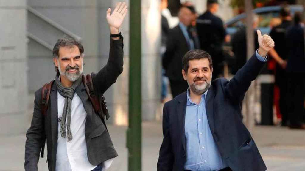 Jordi Cuixart, presidente de Òmnium Cultural y Jordi Sànchez, líder de la ANC, 'los Jordis', camino de la Audiencia Nacional / EFE