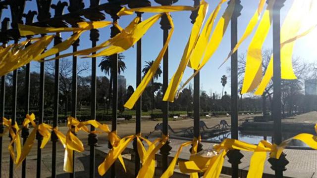 Lazos amarillos en el Parque de la Ciutadella, donde se ha producido la agresión a una mujer / CG