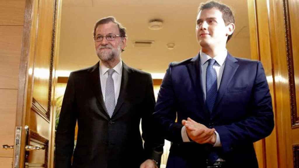 Mariano Rajoy y Albert Rivera, que puede aprovechar para Ciudadanos la situación del PP, similar a la del PSOE en los años noventa  / EFE