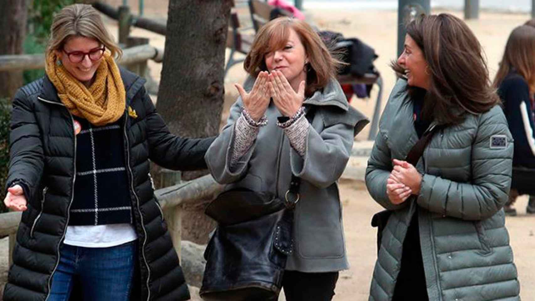 La exconsellera de Gobernación, Meritxell Borràs (c), junto Elsa Artadi (i), en su primer acto público tras su excarcelación, a su llegada al Auditori Escola Municipal de Música Josep Aymeric de La Garriga (Barcelona) / EFE