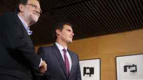 El presidente del Gobierno en funciones, Mariano Rajoy, y el líder de Ciudadanos, Albert Rivera, se saludan al inicio de la reunión que han mantenido hoy en el Congreso. / EFE