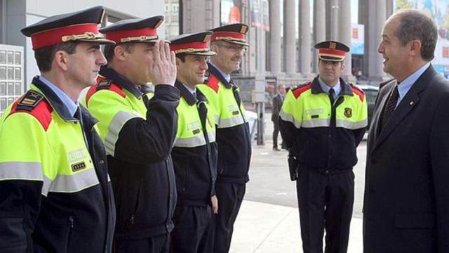 El exconsejero de Empresa, Felip Puig, saluda mandos de los Mossos d'Esquadra.