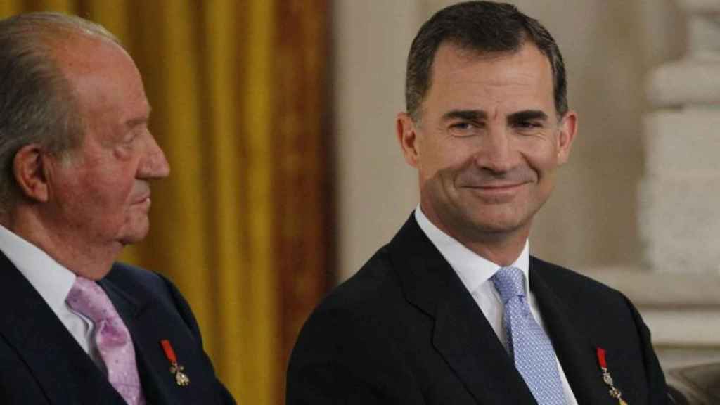 El Rey Felipe VI con su padre y anterior monarca Juan Carlos I.