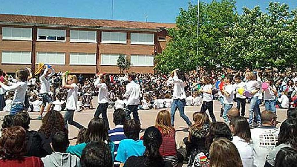 Alumnos del centro público L'Era de Dalt, de Tona, realizando actividades escolares