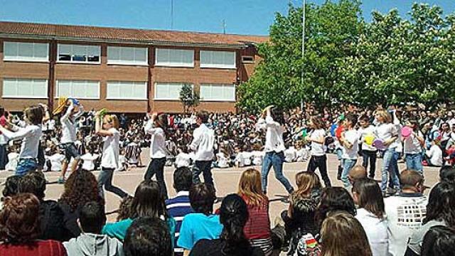 Alumnos del centro público L'Era de Dalt, de Tona, realizando actividades escolares