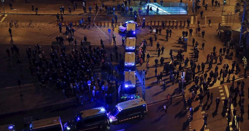 A la izquierda, manifestantes contrarios a los cortes de la Meridiana y, a la derecha, independentistas, ambos separados por un cordón policial / EFE