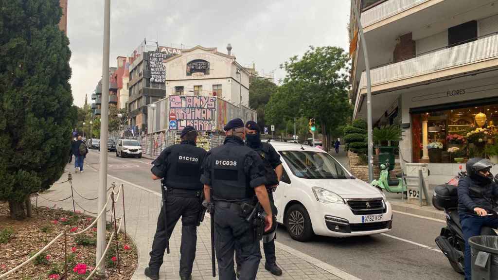 La Brigada Móvil de los Mossos y las casas okupa de la plaça Bonanova de Barcelona / CRÓNICA GLOBAL