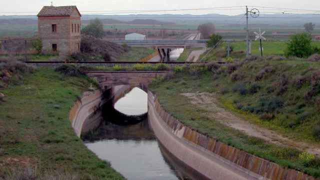 Canal d'Urgell con bajo cabal de agua por la sequía
