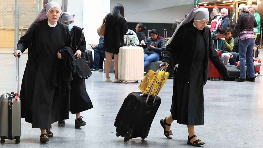 Monjas con sus maletas en Atocha / MARTA FERNÁNDEZ - EUROPA PRESS